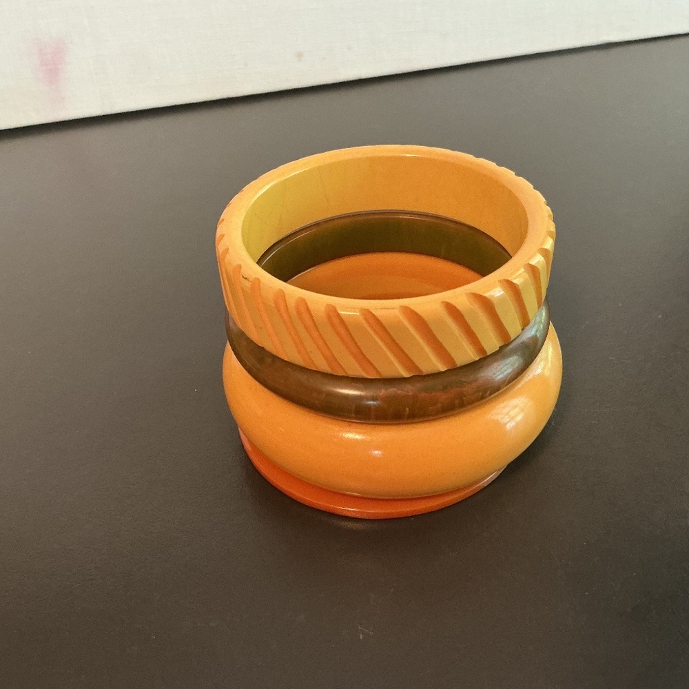 Set of 4 VINTAGE BAKELITE BANGLES TESTED